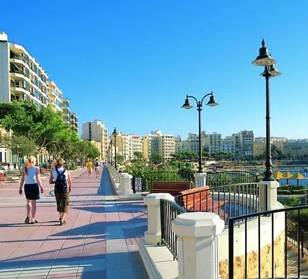 Modern Family Retreat In Gzira