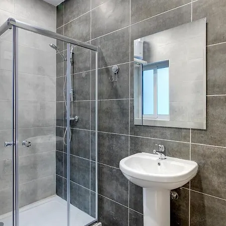 Modern Family Retreat In Gzira Sliema