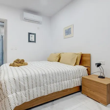 Modern Family Retreat In Gzira