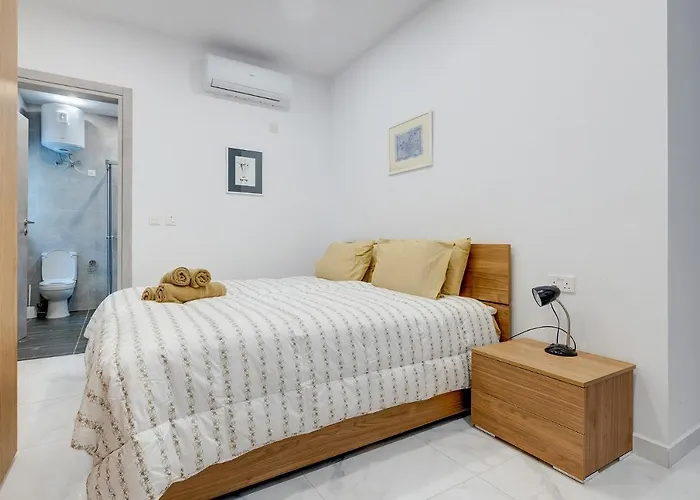 Modern Family Retreat In Gzira
